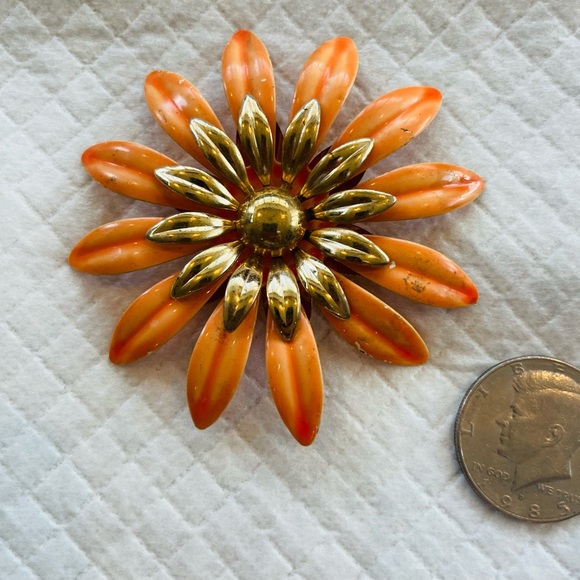 Vintage enamel flower brooch ex. Condition - Picture 2 of 4